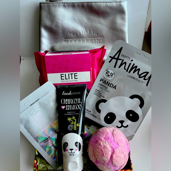 😶‍🌫️🧼Makeup Beauty 52 LUSH Bath Bomb🩷Cosmetic Bag🩶Masks🖤Face Wipes🐼 - Picture 1 of 9